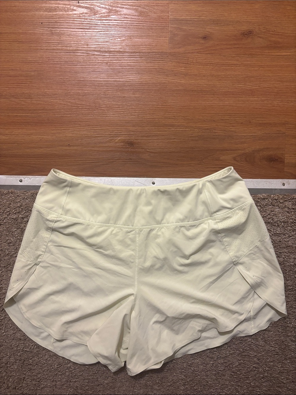 Athleta Woman’s 1X Light Yellow Athletic Shorts Back Zipper Pocket Like New